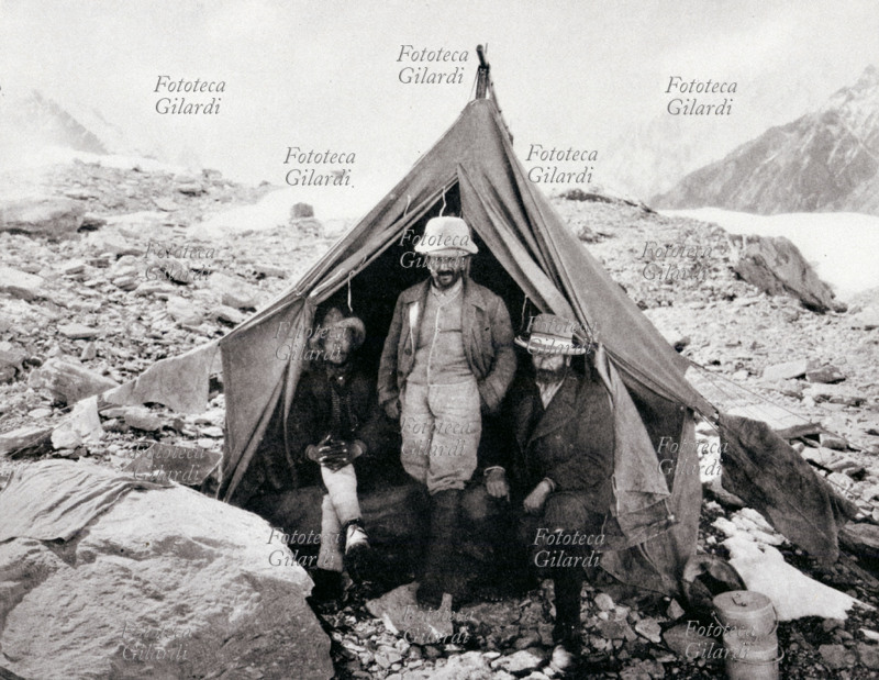 ALPINISMO La spedizione del Duca degli Abruzzi Luigi Amedeo di Savoia (1873-1933) al Karakorum nel 1909, a tentare una improbabile salita al K2, abbandonata a quota 6640, dopo aver comunque salito quello che ancora oggi si chiama lo Sperone Abruzzi, che costituisce parte integrante della via \