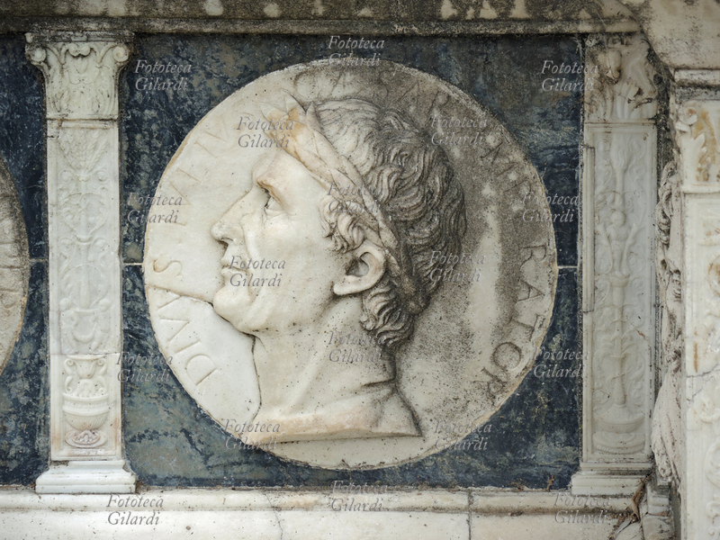 Gaio GIULIO CESARE (13 luglio 101 a.C. o 12 luglio 100 a.C. – 15 marzo 44 a.C.) militare, console, dittatore, pontefice massimo, oratore e scrittore romano, considerato uno dei personaggi più importanti e influenti della storia. "Divus Iulius Caesar Imperator", decorazione in bassorilievo dalla fascia in cui sono raffigurati personaggi celebri dell\