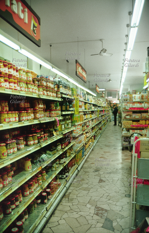 SUPERMERCATO veduta interna. Scaffali con alimenti conservati in barattolo (sott\
