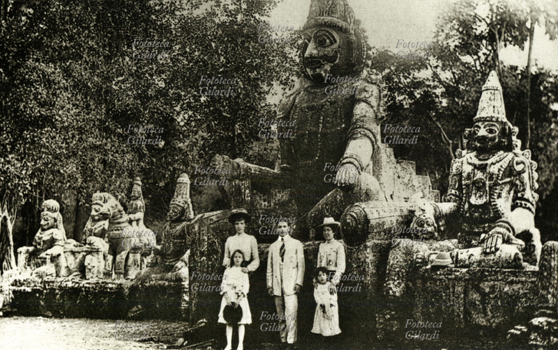 INDIA Pondichery, fotografia ricordo di uno dei primi gruppi familiari di turisti occidentali al tempio di Canicovil. Seconda metà del XIX secolo.
