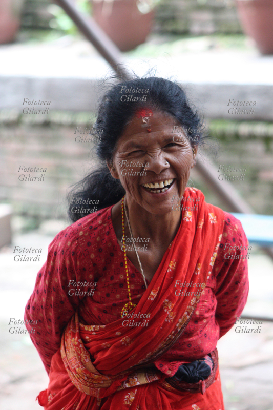 NEPAL Ritratto sorridente di donna nepalese ospite di un centro accoglienza per anziani, a Pashupatinath. Fotografia di Raffaella Milandri. Nepal, Pashupatinath maggio 2008