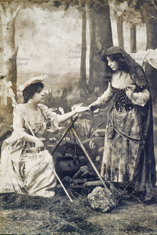 MESTIERI chiromante, zingara legge la mano ad una nobildonna incontrata nel bosco. Fotografia d\