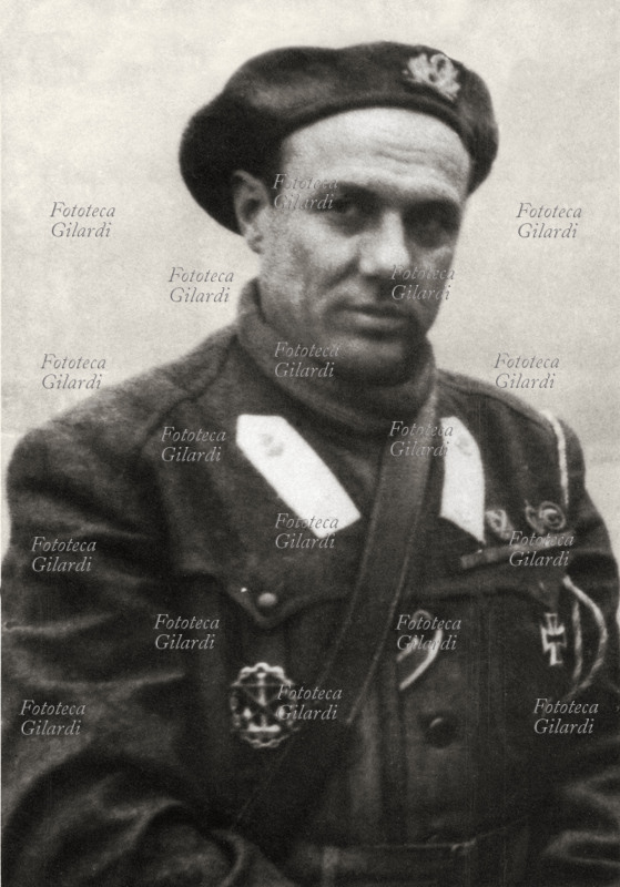 Junio Valerio Borghese (1906-1974) prince, navy official, sommergibilista; after the 8 september passed to the Republic of Salted to the head of X Flotilla MAS. Italy, 1943. Photographic portrait of the age.