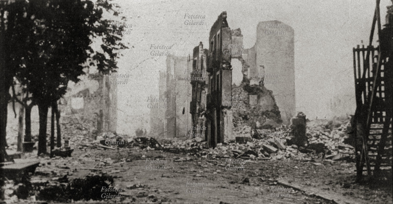 GUERNICA Le rovine della cittadina basca dopo il bombardamento a tappeto da parte della Legione Condor tedesca con il supporto dell\