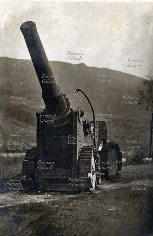 I GM ITALIA Veduta frontale di obice italiano 350, recuperato a Canale all\