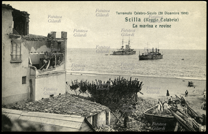 TERREMOTO Calabro-Siculo del 1908. Scilla (Reggio Calabria) la marina e rovine. Il terribile sisma di magnitudo 7,2 ha contato fra le 90.000 e le 120.000 vittime in tutta la zona colpita. Cartolina postale da una serie edita dalla Croce Rossa a sottoscrizione per i terremotati, sistema mediatico pionieristico per la raccolta dei fondi a favore delle vittime di catastrofe naturale, che nell\