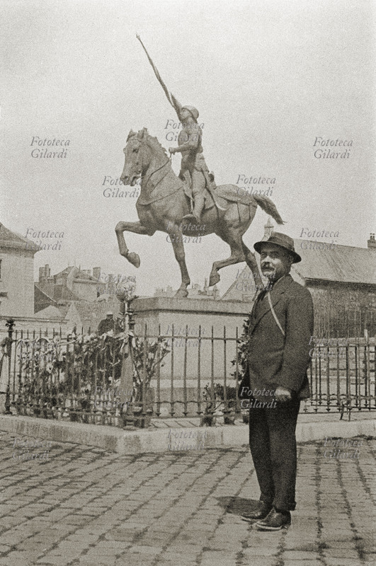 Rudyard KIPLING (1856-1936) in posa per una fotografia davanti al monumento a Giovanna D\