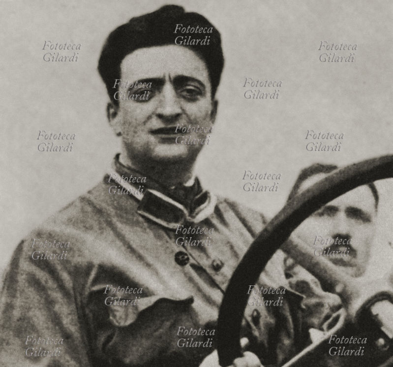 Enzo FERRARI (1898-1988) costruttore e corridore automobilistico. Cominciò come meccanico in un\