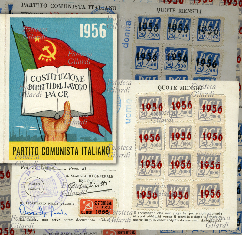 PCI La tessera del Partito Comunista Italiano del 1956. Davanti a tricolore e bandiera rossa, un libro aperto con il motto "Costituzione/ Diritti del Lavoro/ Pace". Nell\