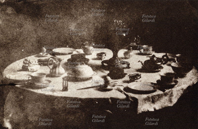 William Henry Fox TALBOT (1800-1877) Tavolino preparato per il tè. Calotipia, Gran Bretagna 1841