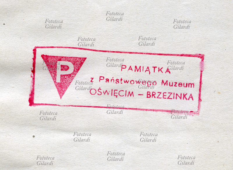 II GM NAZISMO timbro con P iscritta nel triangolo rosso, che contrassegna la nazionalità polacca del detenuto; ex libris per la biblioteca del Museo di Auschwitz - Birchenau, s.d.