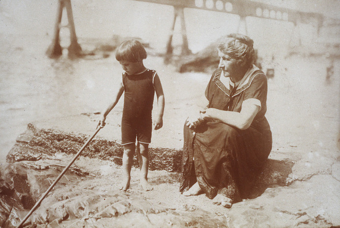NONNA E NIPOTINO AL MARE FOTO RICORDO 1916 NONNA E NIPOTINO AL MARE FOTO RICORDO 1916