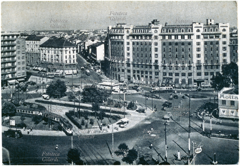 MILANO Piazzale Loreto. Traffico intenso e da notare la linea tramviaria di superficie, in seguito sostituita dalla metropolitana sotterranea. Cartolina fotocollografica, Milano 1952.
