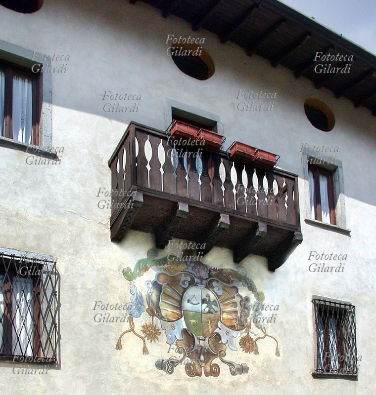 TASSO lo stemma della casata affrescato su Palazzo Tasso. Bretto Basso - Camerata Cornello BG. In questo borgo della Lombardia, ha origine la famiglia Tasso famosa, anche per aver contribuito fondamentalmente alla nascita del servizio postale. Già attivi dal 1300, nel 1511 Massimiliano D\