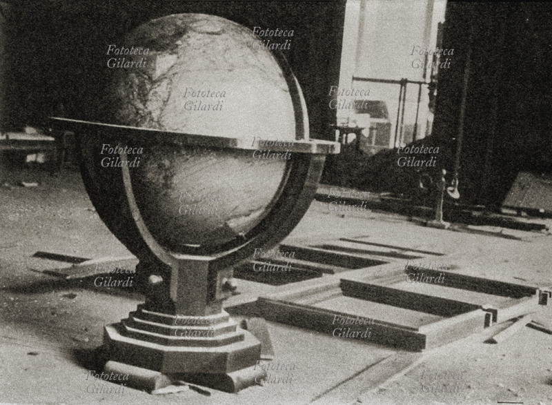 NAZISMO Berlino: il mappamondo di Hitler tra le macerie, negli uffici della cancelleria distrutta. Germania, maggio 1945