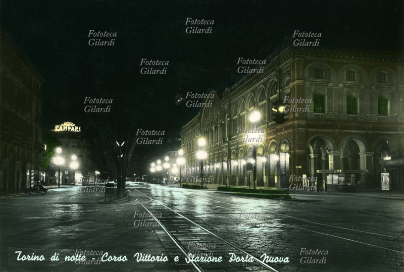 TORINO veduta di notte, corso Vittorio e Stazione Porta Nuova. Spiccano i lampioni accesi e l\
