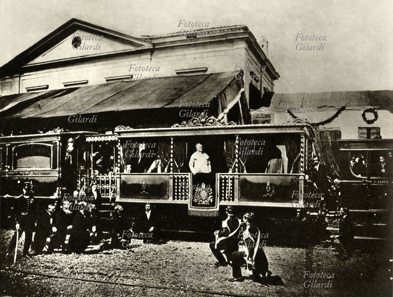 PIO IX (Giovanni Maria Mastai Ferretti, 1792-1878) Stazione di Velletri: per la prima volta un Papa raggiunge in treno la residenza di Castel Gandolfo. La lussuosa vettura era stata costruita a Parigi nel 1858 da Emile Trélat. Velletri, 11 marzo 1863