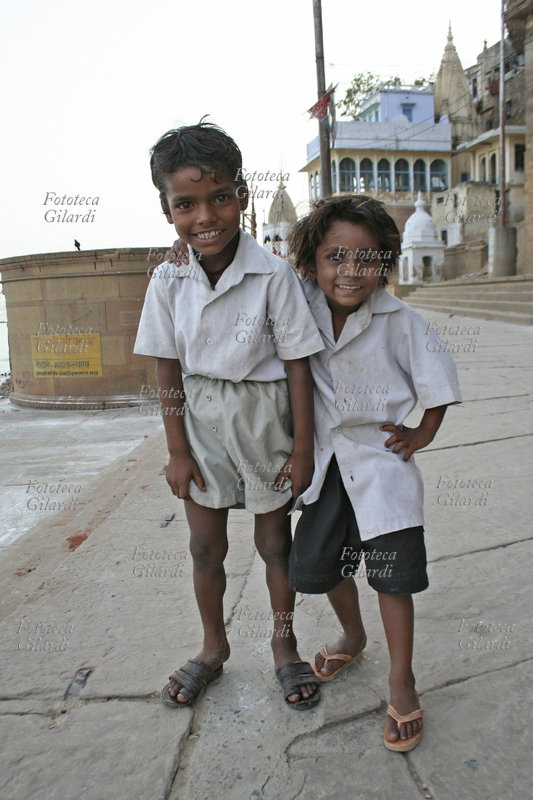 INDIA Ritratto di bambini sulle rive del Gange. Fotografia di Raffaella Milandri. India, Varanasi / Benares maggio 2007