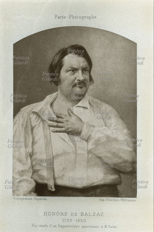 Honoré de BALZAC (1799-1850) Il romanziere francese ritratto a mezzo busto tiene la mano sinistra sul cuore. Infaticabile e prolifico scrittore, dopo il fallimento delle sue imprese commerciali, intraprese senza vera convinzione, seguì le sue reali inclinazioni e in vent\