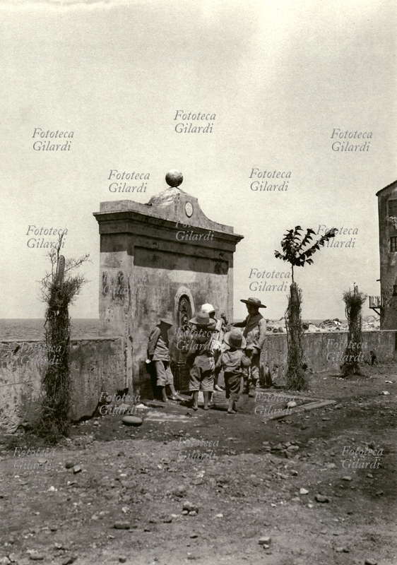 BAMBINI Fonte a Marciana, alcuni bambini giocano con l\