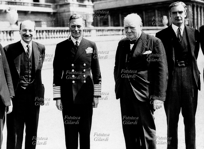 GRAN BRETAGNA Da sinistra: Clement Attlee, Giorgio VI, Winston Churchill e Sir Anthony Eden (Lord Avon) negli anni 1940 - 1945
