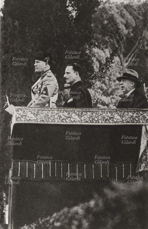 Benito MUSSOLINI (1883-1945) insieme a Sir Oswald Mosley, capo dei fascisti inglesi, assiste ad una manifestazione giovanile a Roma in piazza Siena. Italia, 1937