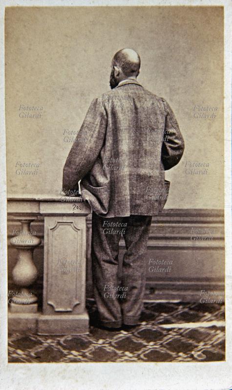 RITRATTO maschile a figura intera ripreso posteriormente. L\