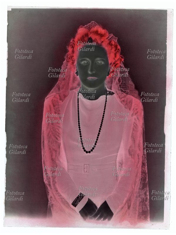 Ghitta CARELL (20 settembre 1899 – 18 gennaio 1972), ritratto della principessa Schomburg con velo e collana di perle. La Carell fu la fotografa ufficiale dei reali d\