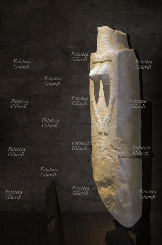 PREISTORIA Treschietto, figura muliebre, statua stele di epoca eneolitica rinvenuta a Treschietto di Bagnone (MS). Questo genere di monumento di tipo antropomorfo in pietra arenaria rientra nel fenomeno del megalitismo, comune alle popolazioni pre/protostoriche dell\