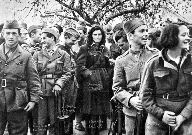 II G.M. Resistenza: partigiani e partigiane sorridenti, in divisa. Jugoslavia, 1944-45.