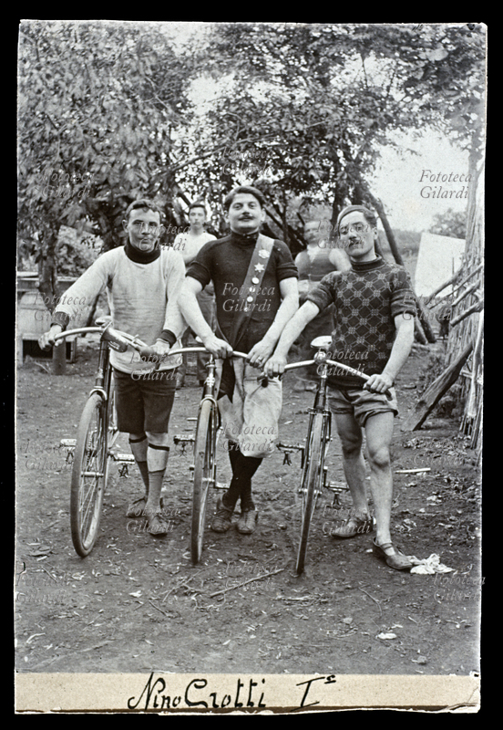 SPORT Ciclismo, i tre vincitori di una gara campestre posano fieri della vittoria per una foto ricordo. In basso è segnato il nome del primo arrivato: Nino Crotti, presumibilmente, al centro. Primi anni del 1900.