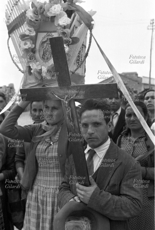 LUCANIA Pellegrinaggio diretto al Santuario di Santa Maria di Fonti, Tricarico (MT). Il pellegrinaggio durava giorno e notte, durante le quali le donne che intendevano pubblicamente dimostare gratitudine per una grazia ricevuta aprivano la processione trasportando sulla testa le tradizionali Cénte. I manufatti votivi composti con innumerevoli ceri, molto elaborati e pesanti, venivano affidati alle donne più forti accompagnate da altre che le aiutavano a mantenere l\