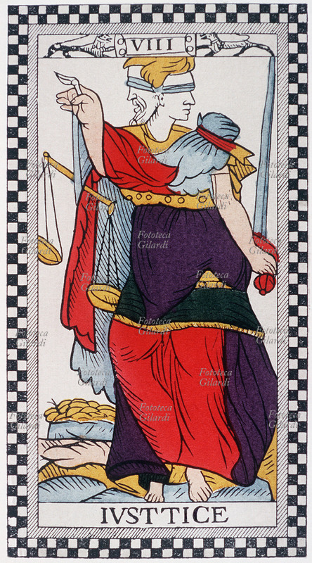 TAROCCHI VIII La giustizia. Ha due volti, entrambi bendati: uno è girato in direzione della mano che regge la bilancia, l\