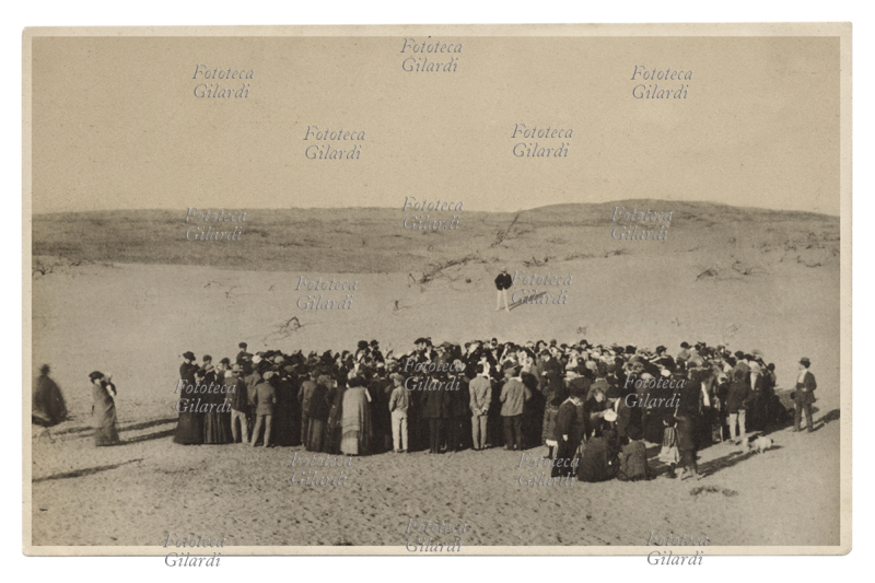 SIONISMO Un gruppo di residenti della città di Giaffa (sessanta famiglie) si incontrano sulla spiaggia di quello che sarà Tel Aviv per assegnare a ciascuna famiglia lotti di terra e celebrare così l\