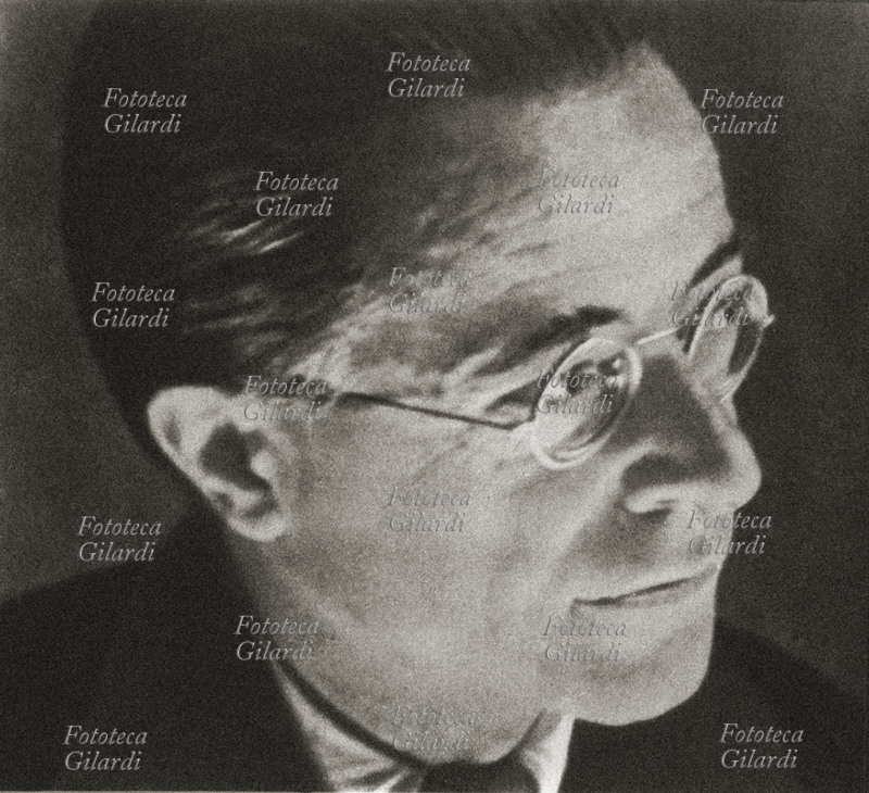 Palmiro TOGLIATTI (1893-1964) politico italiano, fece parte con Antonio Gramsci del gruppo Ordine Nuovo e nel 1921 fu tra i fondatori del P.C.I.. Fu tre volte segretario del Partito Comunista italiano dal 1923 al 1924, poi dal 1930 al 1934 e nuovamente dal 1938 al 1964. È il primo ritratto fotografico subito dopo il suo rientro in Italia dall\