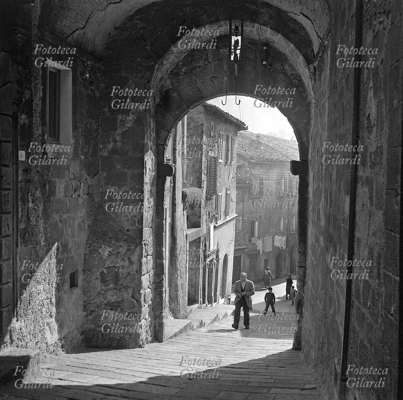 ABBADIA S. SALVATORE (Siena) scorcio sotto un passaggio a volta. La cittadina, vicino alla miniera sul Monte Amiata dove si lavorava per l\