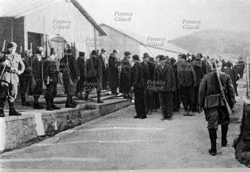 SECONDA GUERRA MONDIALE marcia di spostamento internati, in fila per tre, nel campo di concentramento istituito dagli italiani sull\