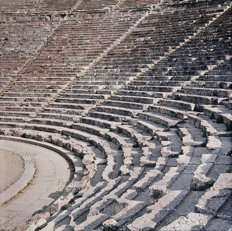 ANTICA GRECIA veduta, dettaglio delle gradinate del Teatro di Epidauro, nella regione di Argolide (greco Argolís), dipartimento della Grecia meridionale, compreso nella regione del Peloponneso. IV secolo a.C.