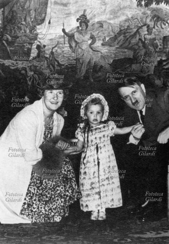 Adolf HITLER (1889-1945) Emmy Goering (moglie di Hermann) con la figlia Edda e Adolf Hitler posano per una fotografia ricordo. Germania, 1937.