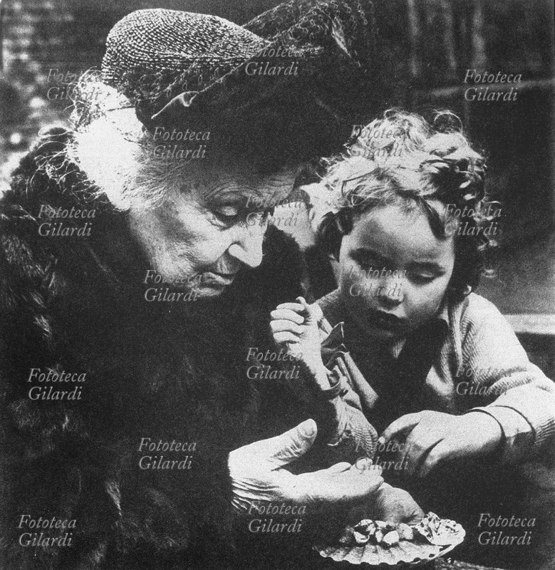 Maria MONTESSORI (1870-1952) La celebre pedagogista, ritratta in una foto scattata poco prima della sua scomparsa, mentre colloquia con un bambino. Italia, 1952