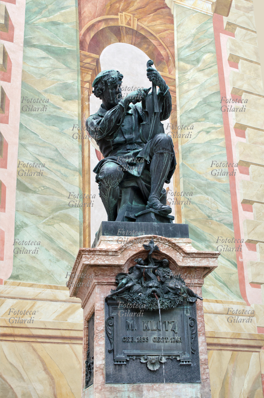 LIUTERIA fountain with a statue dedicated to Mathias Klotz (1653-1743), a master luthier German Mittenwald, head of a family devoted to the construction of stringed instruments. The monument by sculptor son Ferdinand von Miller (1842-1929), located since 1890 in front of the church of St. Peter and Paul, captures the luthier in natural gesture of giving the finishing touches to one of his violins. Photography by Elena Piccini, Mittenwald (Germany) 2013