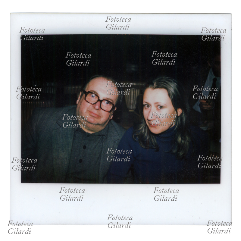 Ando GILARDI (8 giugno 1921 - 3 marzo 2012) e Roberta Clerici, doppio ritratto nella redazione della rivista Photo 13, scattato con macchina Kodak a sviluppo istantaneo, 1974 circa