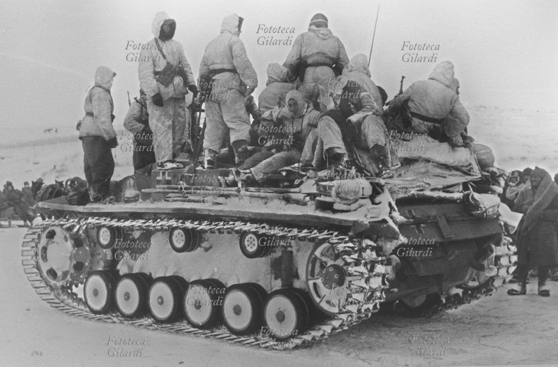 II GUERRA MONDIALE Soldati italiani in ritirata, salgono su un carroramato tedesco abbandonato durante la marcia. Foto originale inedita, di Tenente Art. Aldo Devoto Alpino sopravvissuto alla tragica spedizione in Russia. URSS 1943