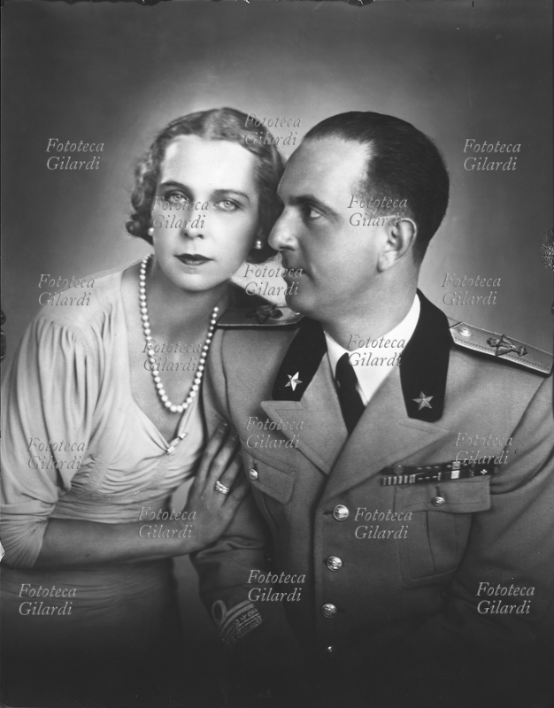 UMBERTO di Savoia (futuro Umberto II, 15 settembre 1904 – 18 marzo 1983), principe di Piemonte, con la consorte Maria Josè del Belgio (4 agosto 1906 – 27 gennaio 2001). Ritratto fotografico eseguito da Ghitta Carell (20 settembre 1899 – 18 gennaio 1972), fotografa ungherese naturalizzata italiana, ritrattista ufficiale dei reali d\