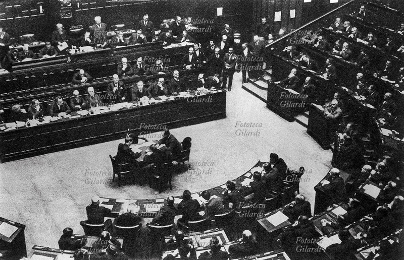 FASCISMO Benito Mussolini (1883 – 1945) a Montecitorio pronuncia il discorso sul delitto Matteotti con il quale soffoca definitivamente l\