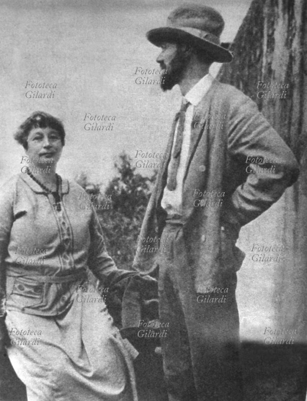 David Herbert LAWRENCE (1885-1930) fotografato con la moglie Frieda von Richtofen (già Frieda Weekley in prime nozze), a Firenze negli anni 1920 - 1929
