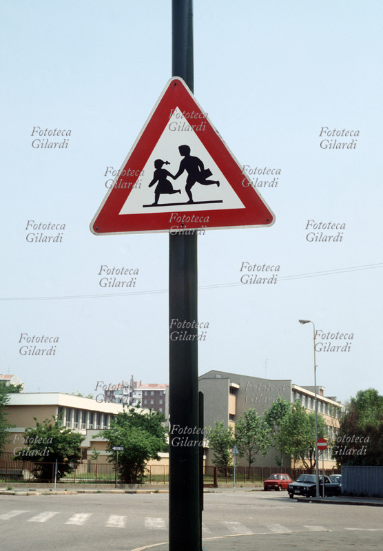 SCUOLA Segnaletica stradale che indica la vicinanza di una scuola. Milano, 1989