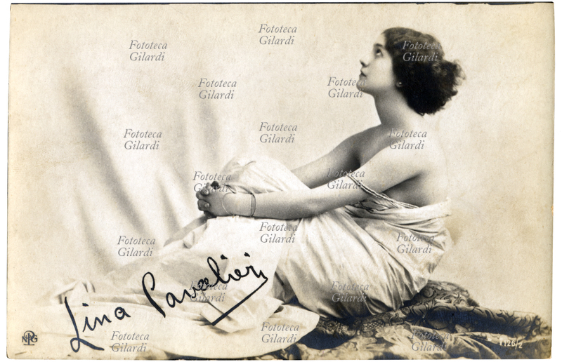 Lina CAVALIERI (25 dicembre 1874 - 7 febbraio 1944) cantante soprano e attrice cinematografica, diva del café chantant. Ritratto seduta di profilo a figura intera, in abito a drappeggio. Autografo dell\
