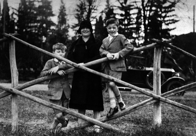 RACHELE MUSSOLINI CON DUE FIGLI RACHELE MUSSOLINI CON DUE FIGLI