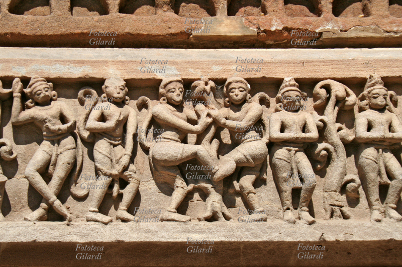 INDIA Scimmie danzanti, bassorilievo particolare del tempio induista di Shamlaji, in Gujarat, costruito nell\